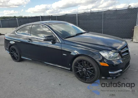 2013 Mercedes-Benz C 250 z USA, uszkodzony, nr VIN WDDGJ4HB8DG028124